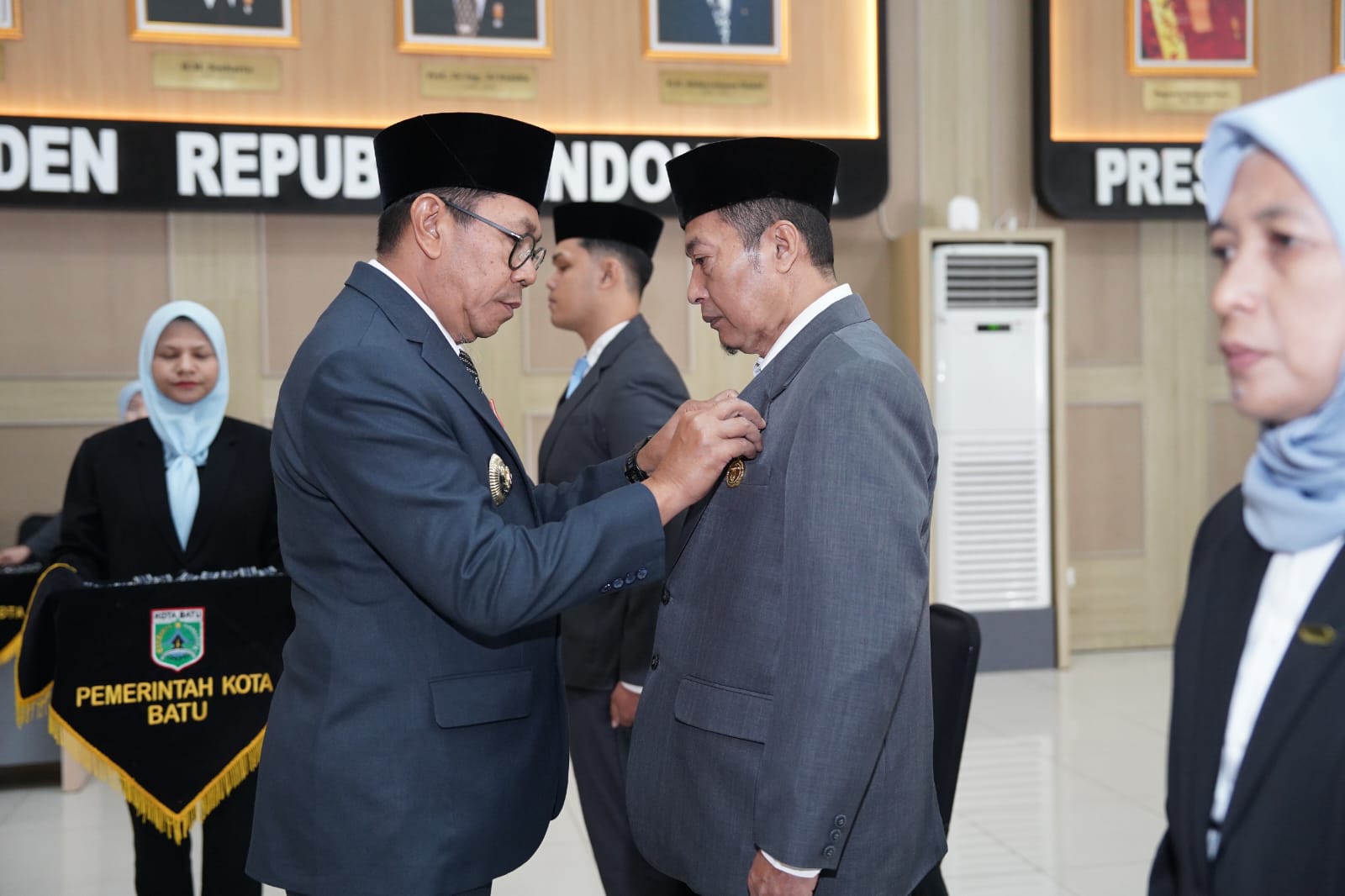 51 ASN Kota Batu Terima Satyalancana Karya Satya dari Presiden