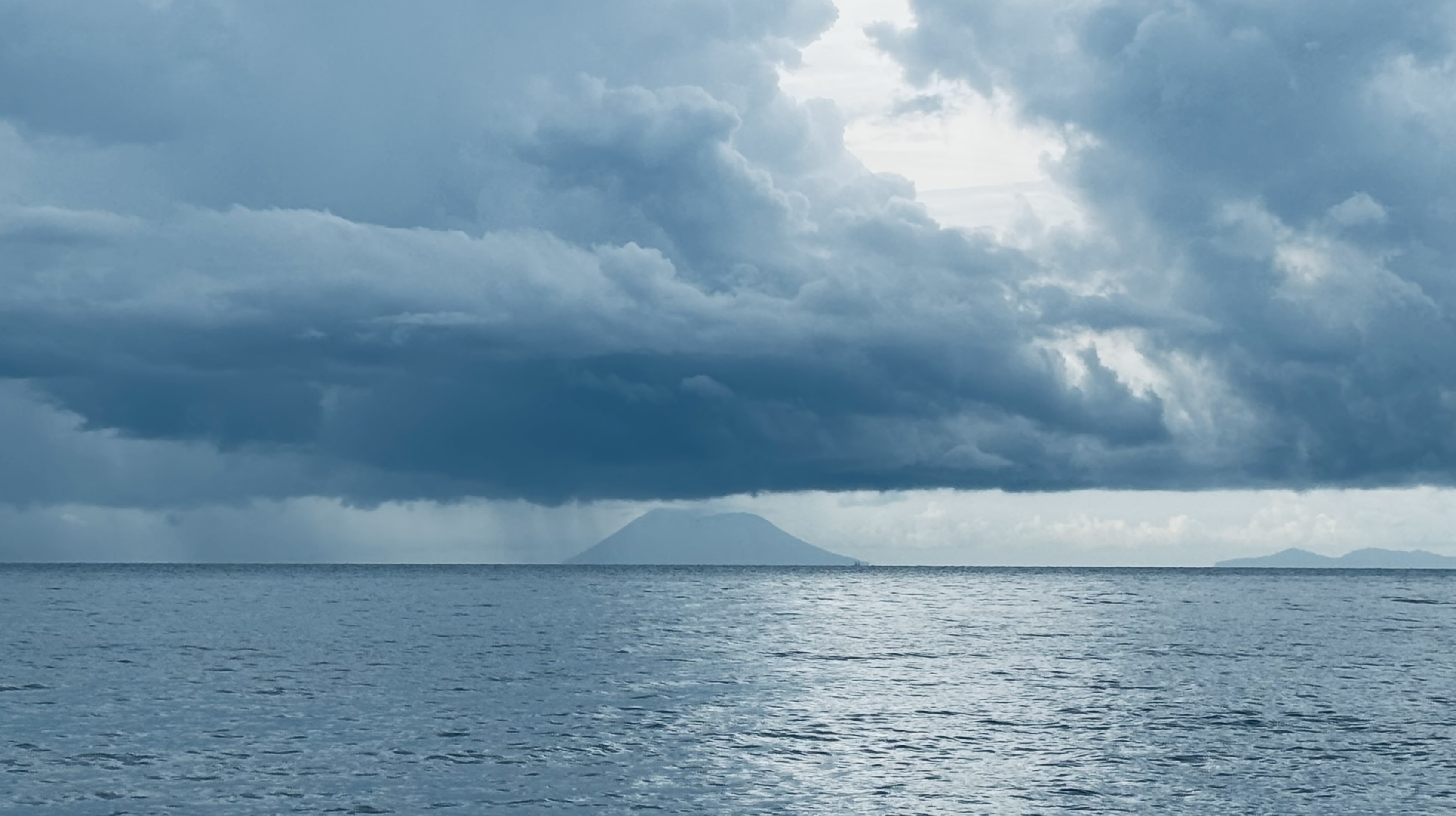 Bibit Siklon 93S Picu Cuaca Ekstrem, BMKG: Waspada Banjir dan Longsor di Jawa, Bali, hingga Papua
