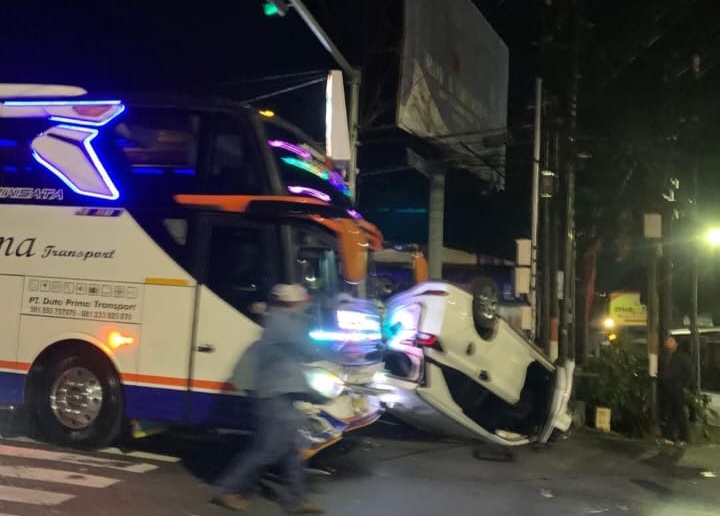 Microsleep Membawa Petaka: Bus Hantam Antrean Lampu Merah di Pesanggrahan, Berakhir Damai