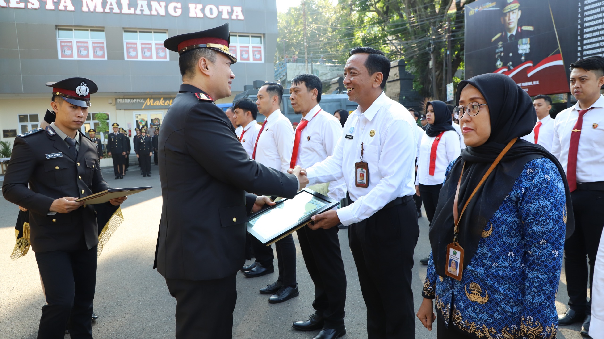Kapolresta Malang Kota Anugerahkan Penghargaan untuk 24 Polisi Berprestasi Plus 2 ASN