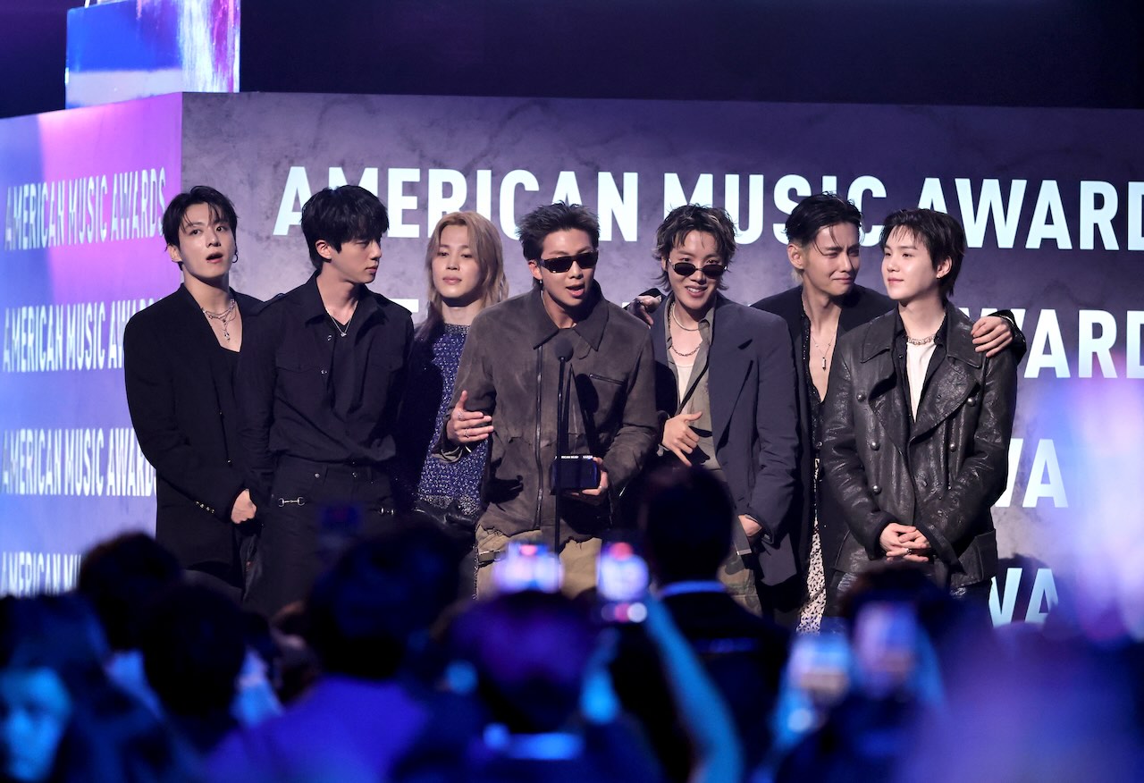 Raih 3 Piala di American Music Awards 2026, BTS Cetak Sejarah!