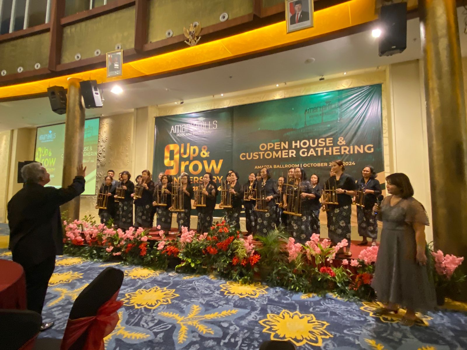 Angklung Lansia dan Ibu-Ibu Meriahkan Anniversary Amartahills Hotel Batu