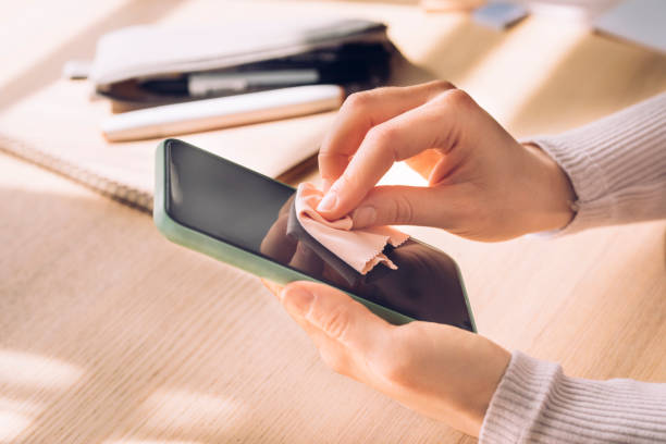 Layar HP Kinclong dan Awet: 9 Cara Aman Membersihkan Debu Serta Kotoran