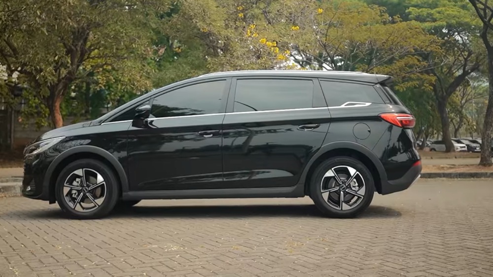 BYD M6 DM-i Bukan Sekadar Mobil Irit, Kabinnya Siap Angkut Keluarga
