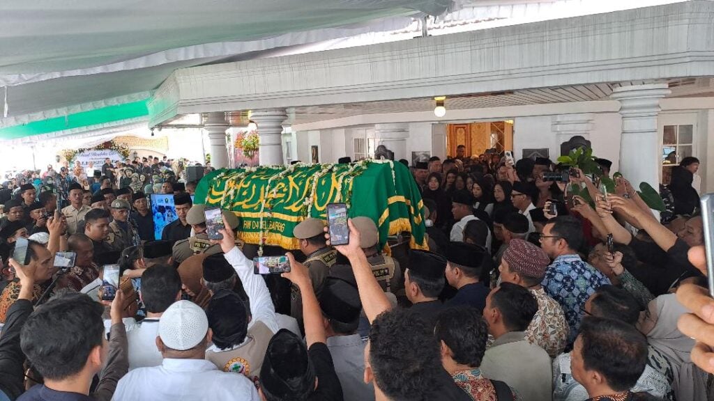 Wali Kota Malang Wahyu Hidayat Teteskan Air Mata Saat Lepas Jenazah dan Pemakaman Istri Tercinta   