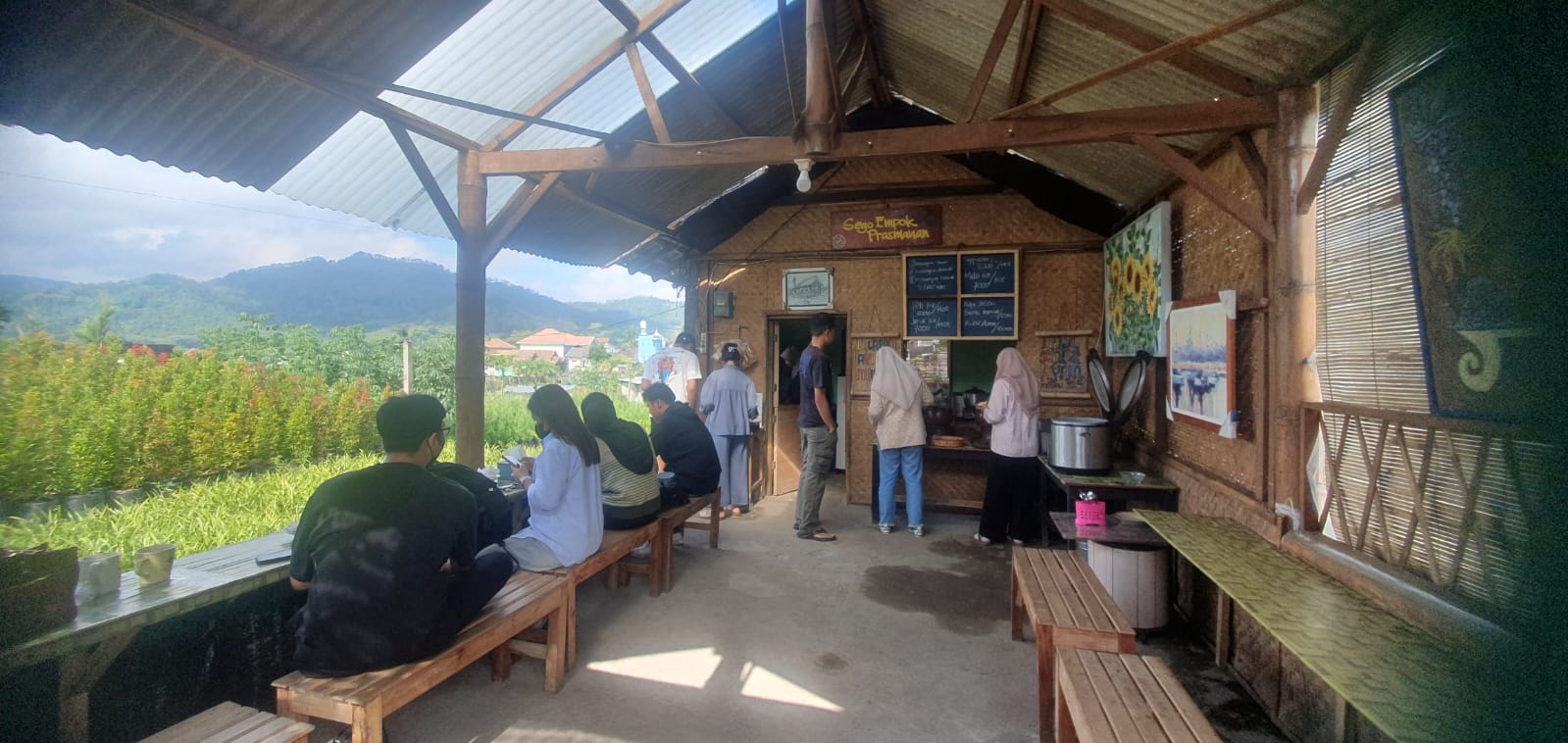 Sego Empok Prasmanan Mewah, Baru Lima Bulan Mampu Luluhkan Pecinta Kuliner di Batu