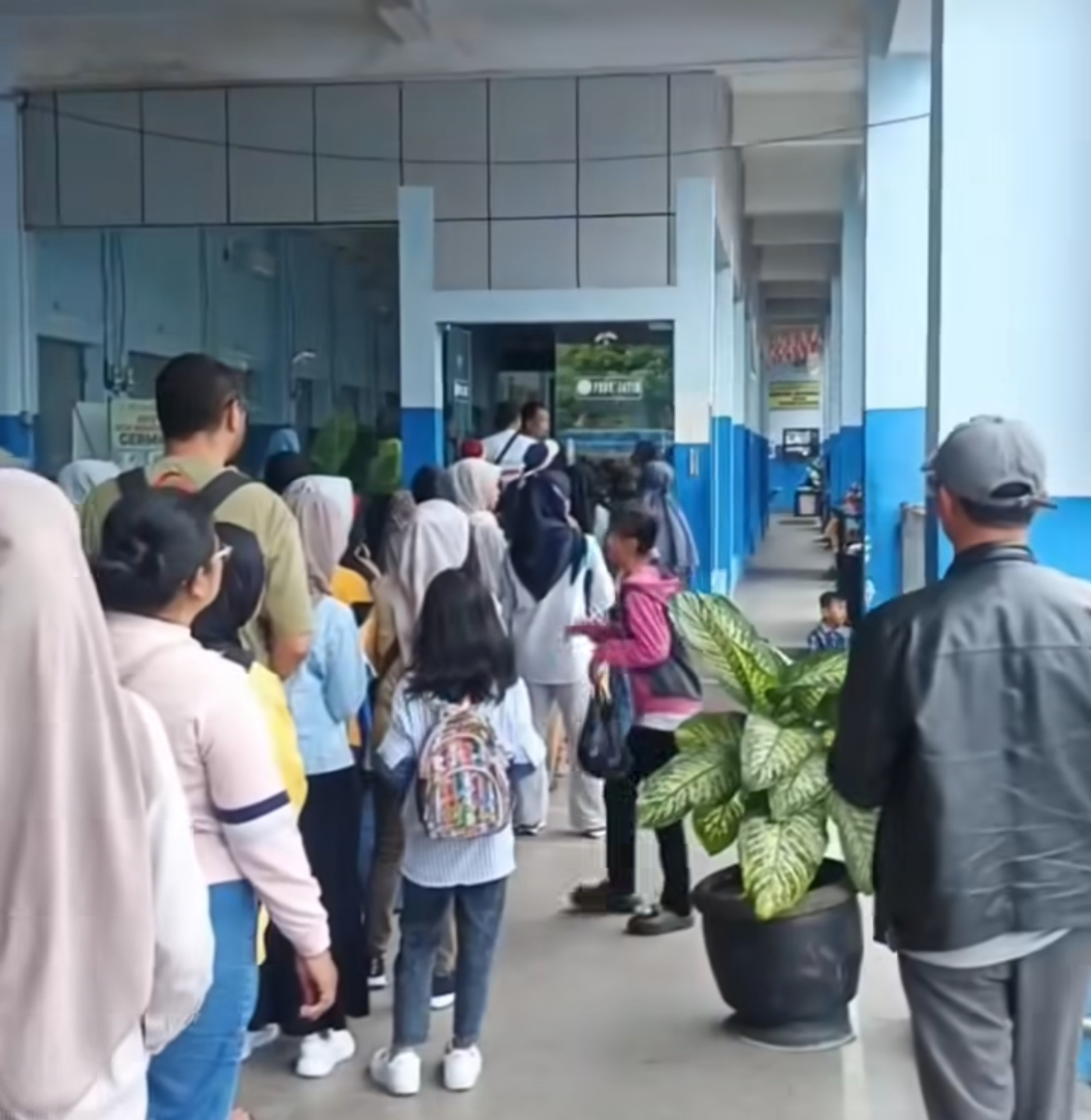 Terminal Batu Mendadak Membludak, Warga Serbu Trans Jatim hingga Antre 1,5 Jam
