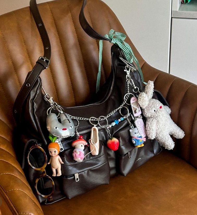 Bag Charm Jadi Penyemangat Baru Gen Z: Asesoris Imut Bikin Naik Mood, Ini 9 Tips 'Kece' dengan Bag Charm