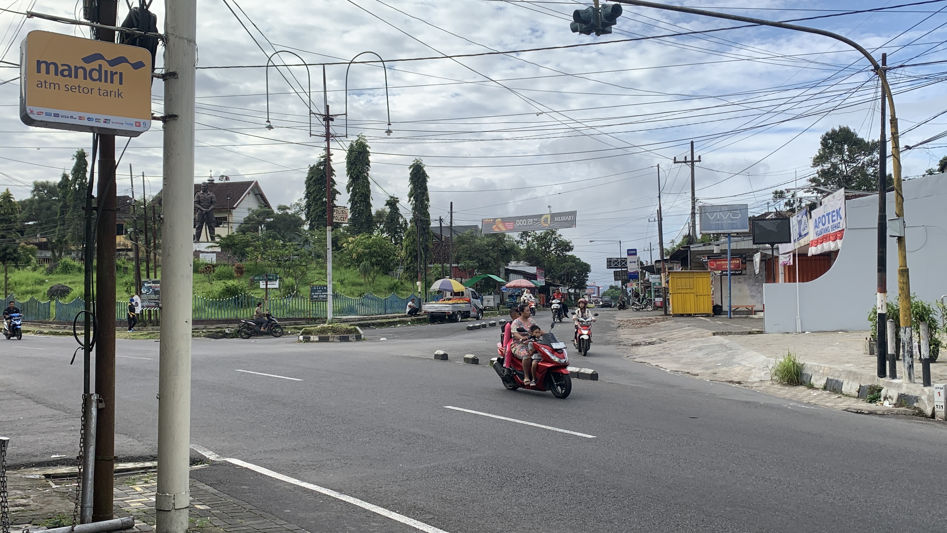Lalu Lintas di Pertigaan Indomaret Ngantang Ramai Lancar Pagi Hari Ini