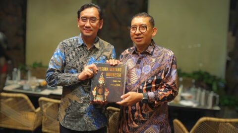 Rektor UB Menerima Buku Pesona Wayang Nusantara dari Menteri Kebudayaan