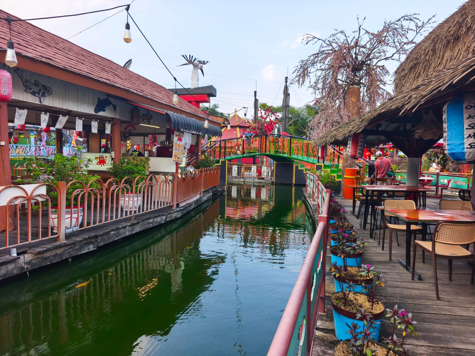 Sore-Sore Jalan Santai Sambil Kulineran, Serunya Berburu Jajanan di Pasar Apung Museum Angkut