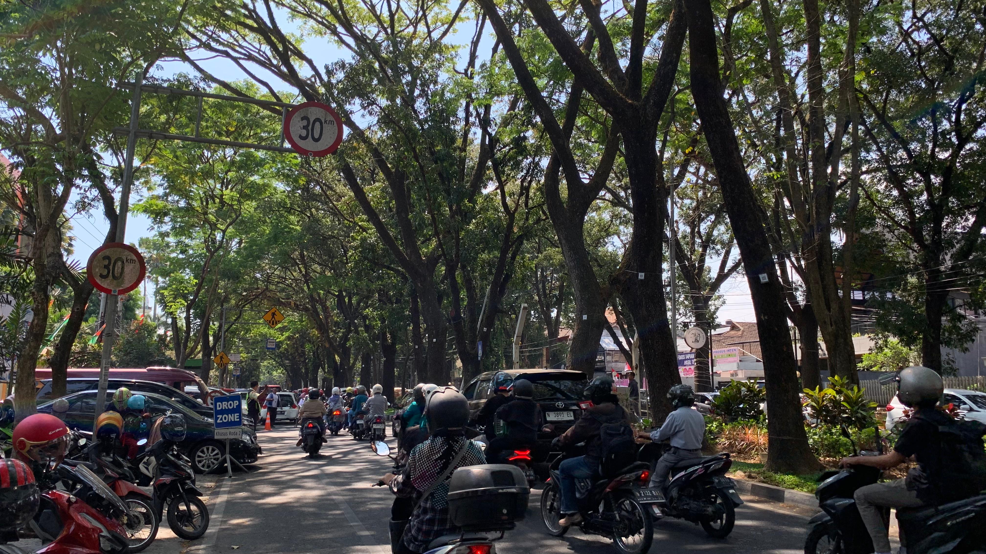 Macet Kok Dipiara! Itu yang Terjadi di Jalan Bandung Bertahun-tahun