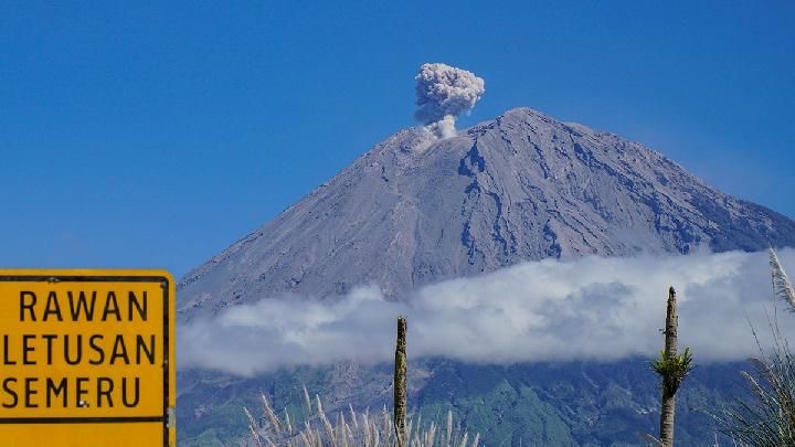 Gunung Semeru Kembali Erupsi, Kolom Letusan Capai 1.000 Meter
