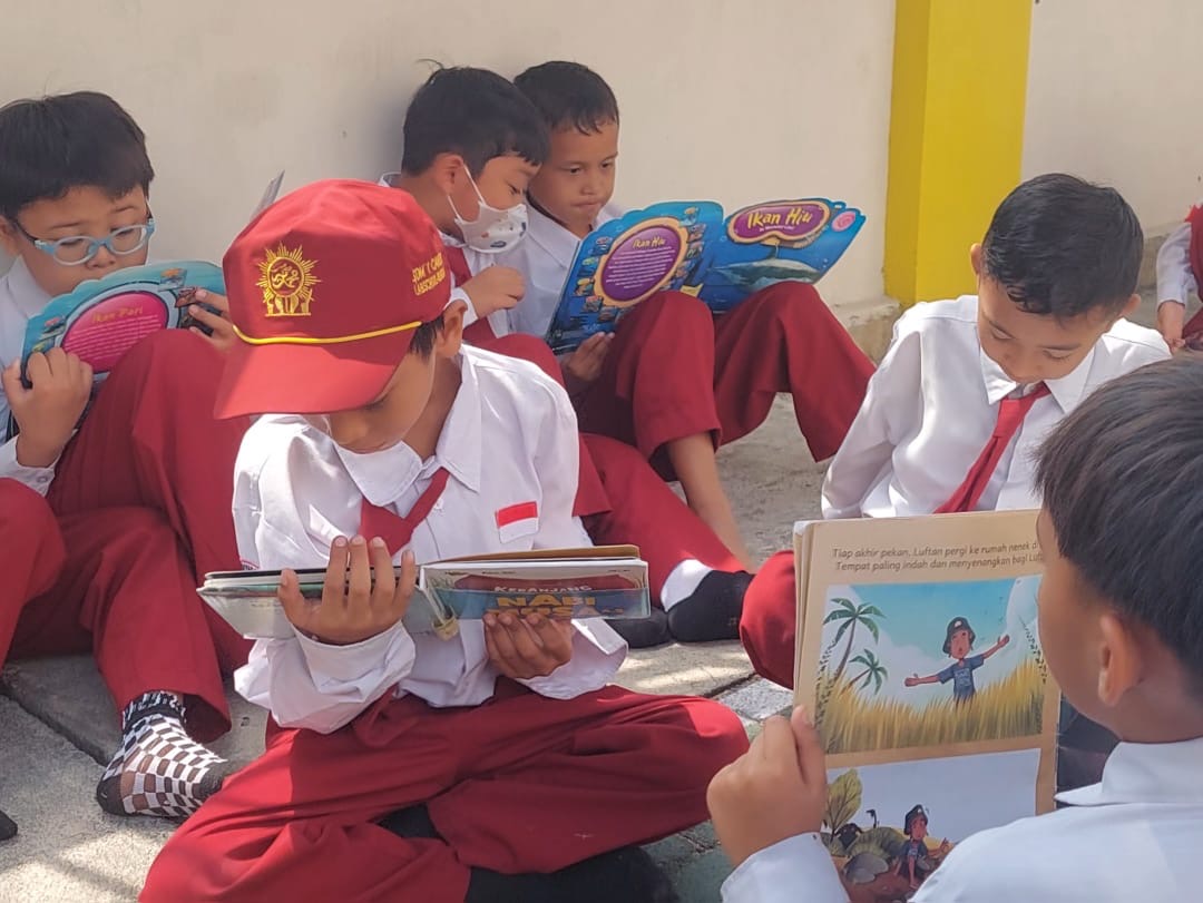 Bawa Buku Harry Potter, Safari Baca UMM Disambut Senang SIswa SD di Madura 