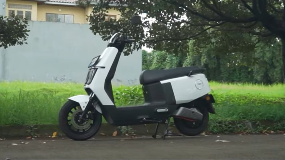 Polytron Fox 200 Jadi Motor Listrik Ramah Wanita, Punya Fox Alert dan Bagasi 13 Liter