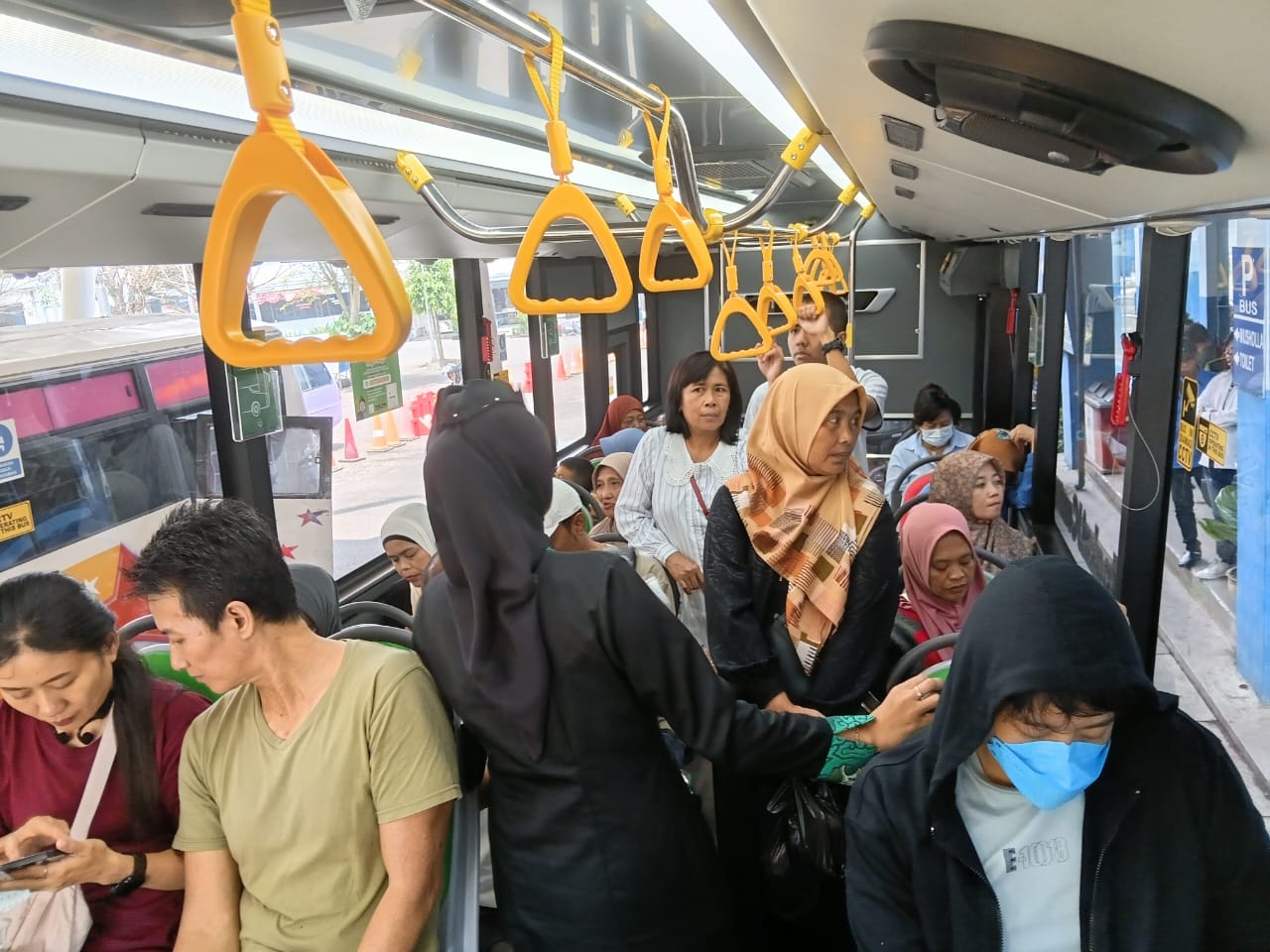 Membeludak Ada yang Berdiri, Penumpang Bus Trans Jatim Pemberangkatan Pukul 08.00 di Kota Batu