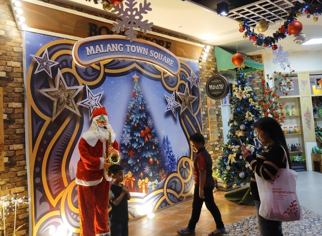 Meriahkan Momen Natal, Matos Hadirkan Parade Santa Claus