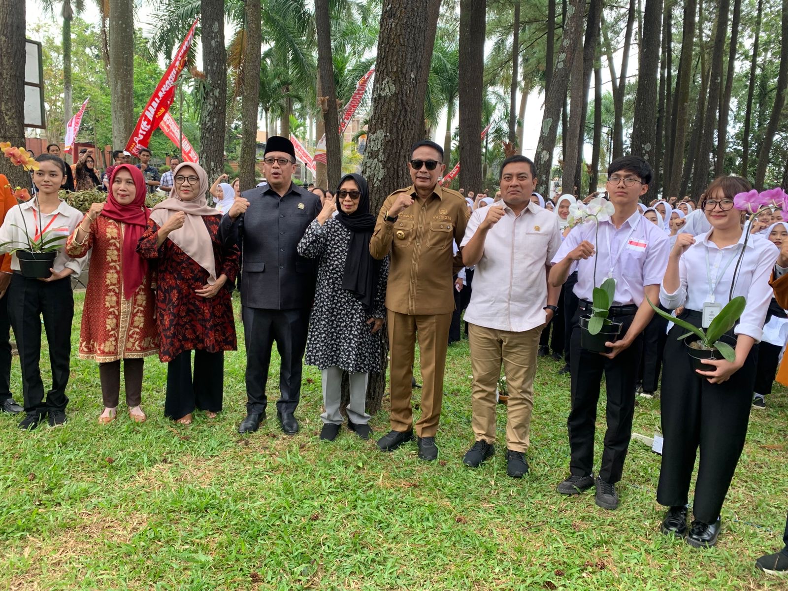 STIE Malangkucecwara Ajak Mahasiswa Baru Tanam 150 Anggrek untuk Hidupkan Kembali Citra Kota Bunga