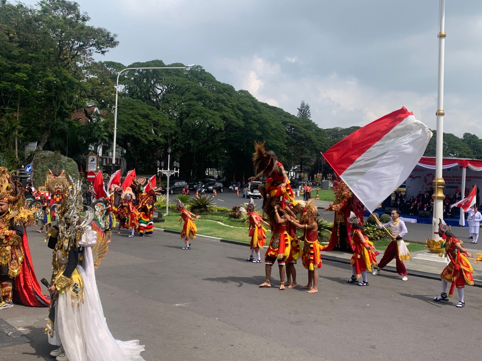 Peringati Sumpah Pemuda, 200 Pelajar Bentangkan Bendera 100 Meter di Balai Kota