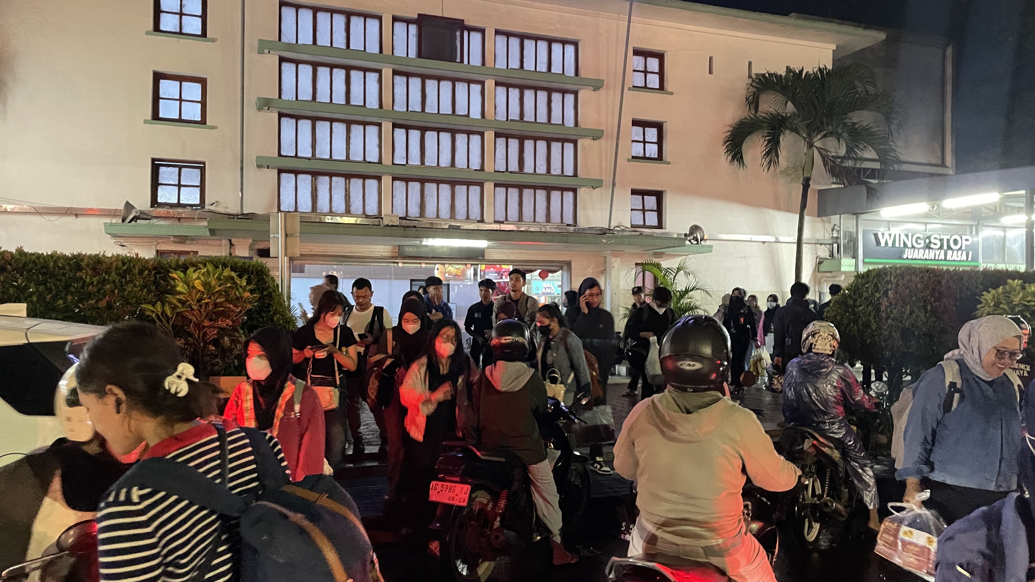 Jumat Malam Stasiun Kota Malang Dipadati Penumpang Libur Akhir Pekan dan Mujahadah Kubro NU  