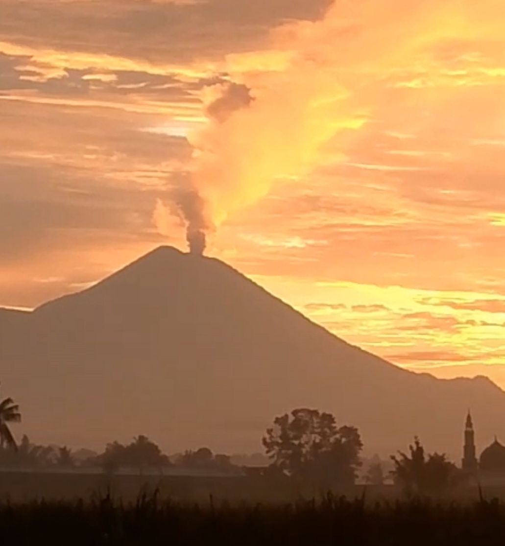 Gunung Semeru Erupsi 11 Kali, Kolom Abu Capai 1.000 Meter