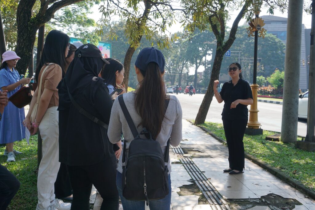 Mahasiswa Pariwisata Universitas Ma Chung Praktik Memandu Turis di Jalan Ijen
