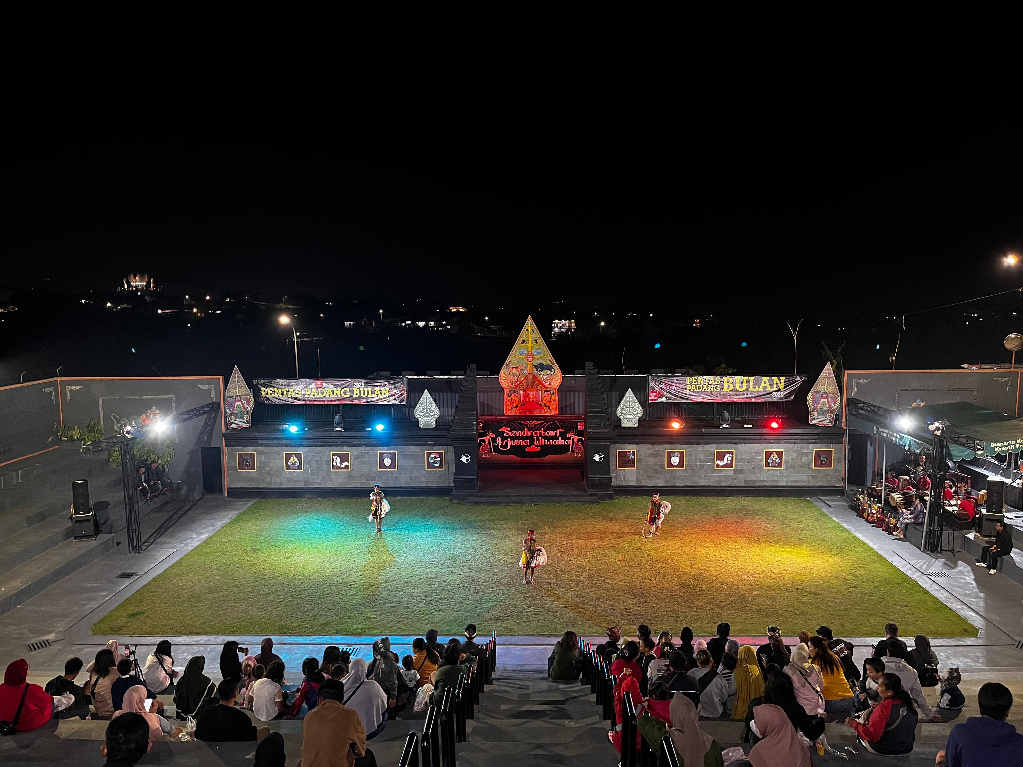 Pentas Padhang Bulan Mulai Lagi di Kota Batu, Seni Kucingan Menarik Perhatian