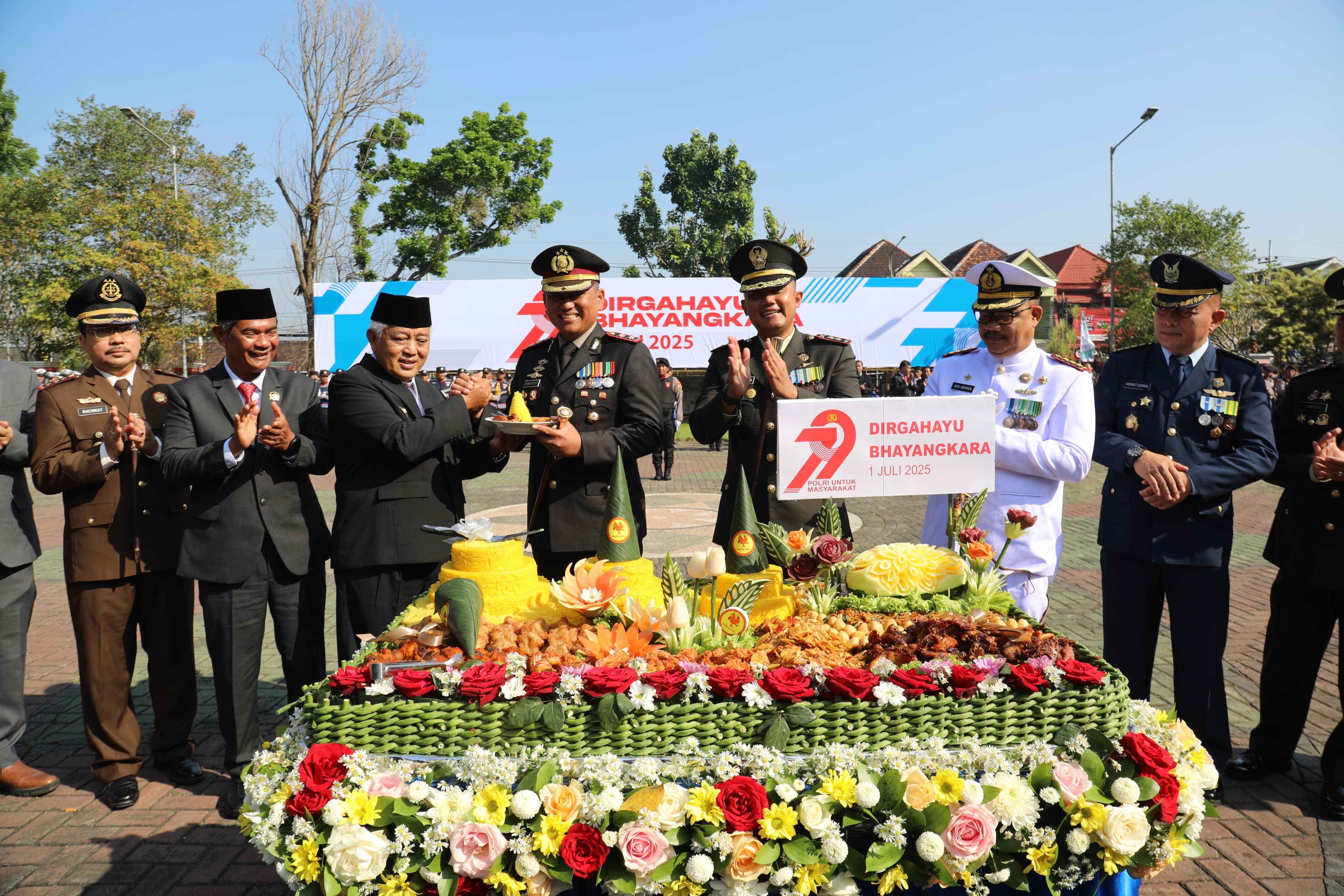 Polres Malang Gelar Upacara Hari Bhayangkara di Halaman Pendapa Kabupaten, Dipimpin Kapolres, Dihadiri Bupati