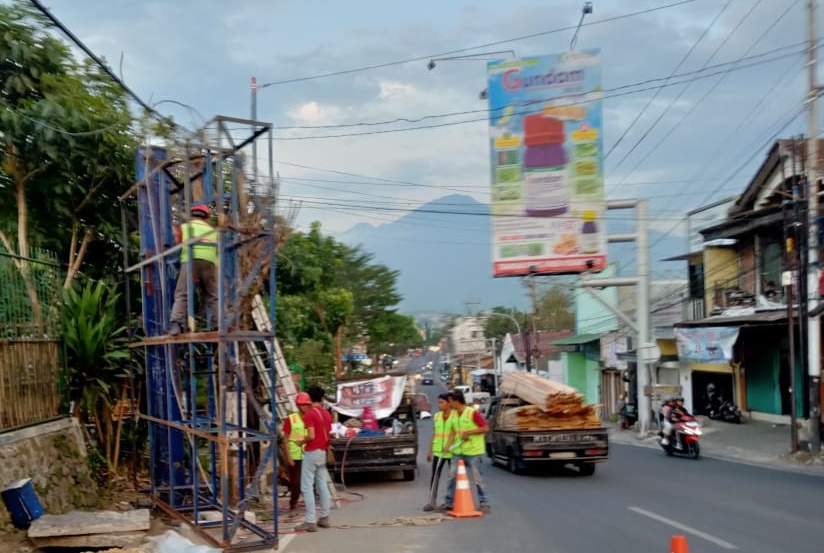Pemkot Batu Mulai Bongkar Papan Reklame Yang Dinilai Langgar Aturan