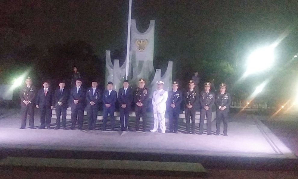 Danlanal Malang Pimpin Apel Kehormatan dan Renungan Suci di TMP Suropati Malang