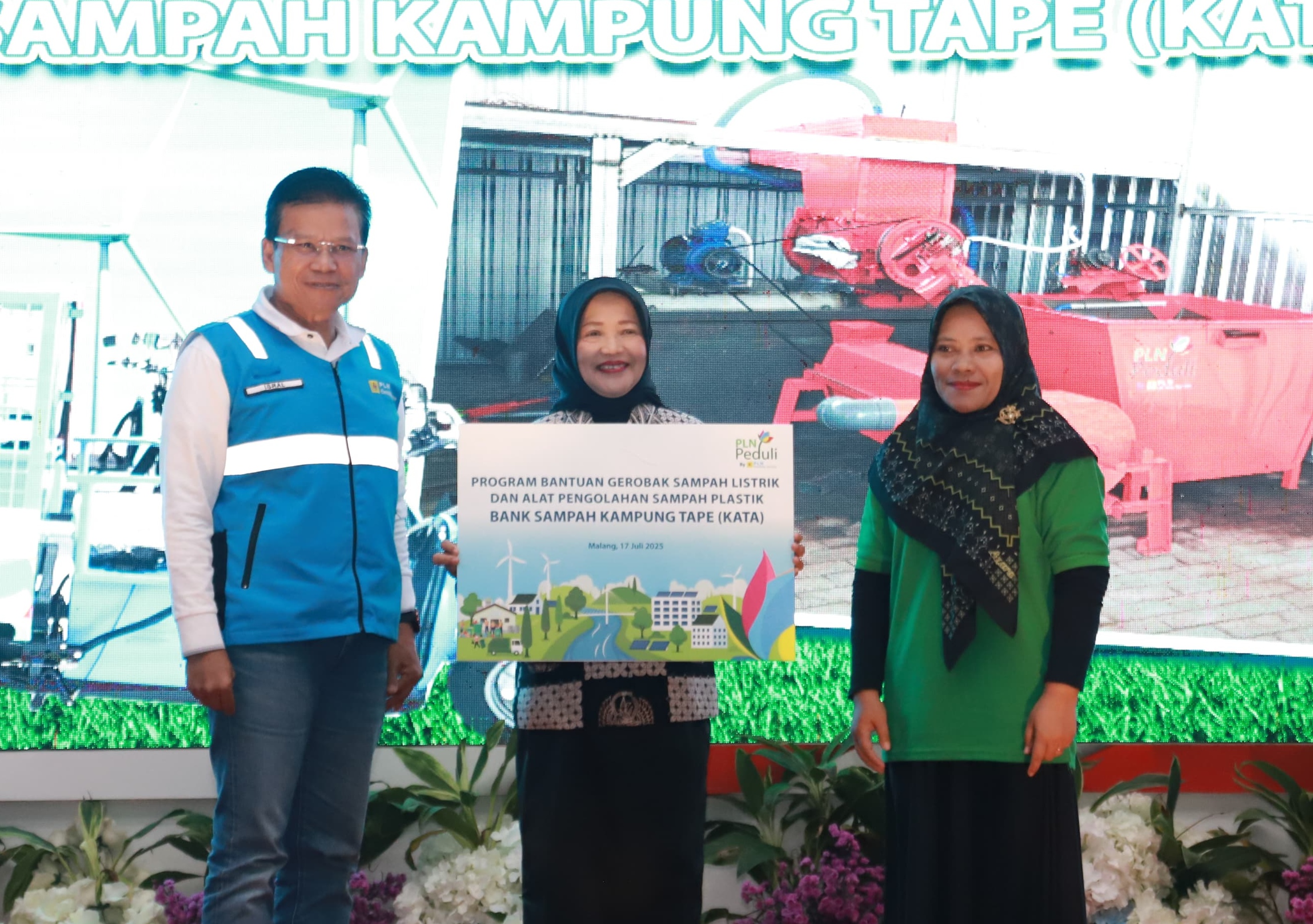 PLN Serahkan Bantuan Gerobak Sampah Listrik dan Alat Pencacah Sampah Plastik untuk Desa Banjarsari, Ngajum