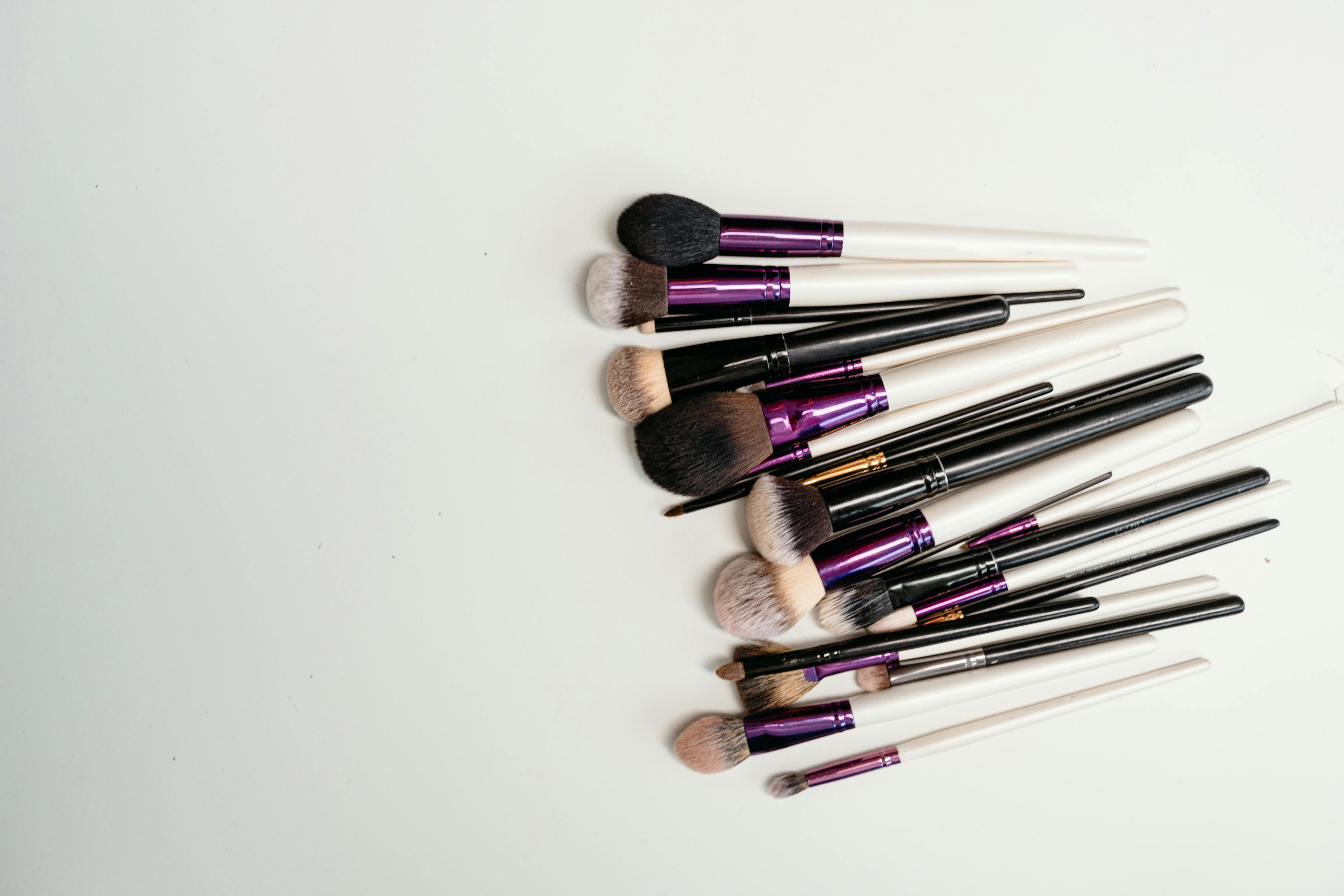 Jangan Asal Bilas! Ini 9 Tips Mencuci Brush Makeup yang Benar agar Tetap Bersih, Awet, dan Bebas Bakteri