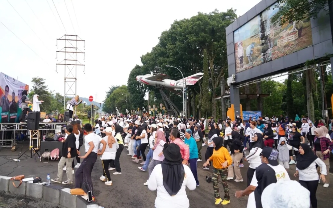 Wakil Wali Kota Batu Datangi CFD, Ikut Senam Lalu Borong Produk UMKM