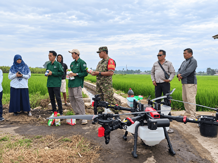 Babinsa Dampingi Petani Arjowinangun Semprot Pestisida Padi Pakai Drone