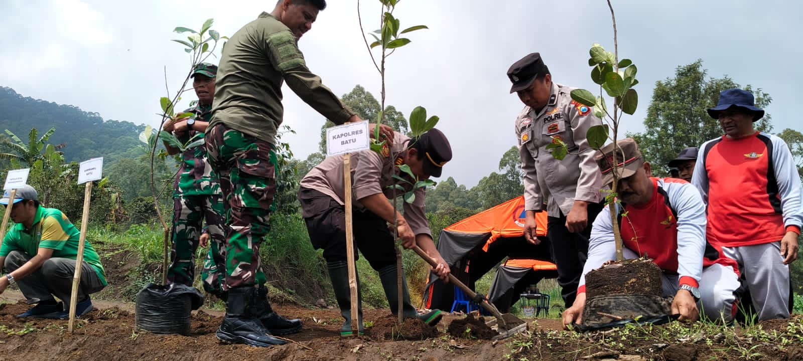 Komunitas Pecinta Alam Bersama Aparat Aksi Tanam Pohon di Lereng Panderman Kota Batu