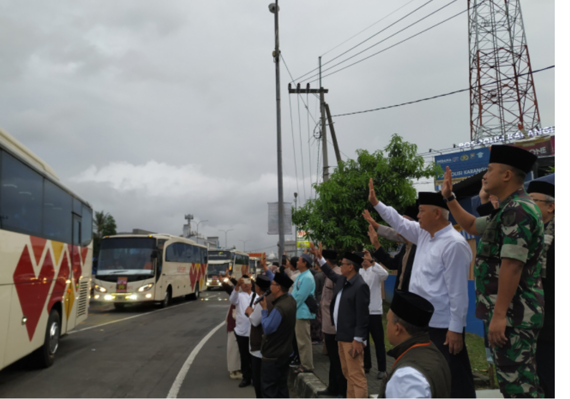 Bupati Berangkatkan 1.371 Jemaah Haji asal Kabupaten Malang dari Exit Tol Singosari