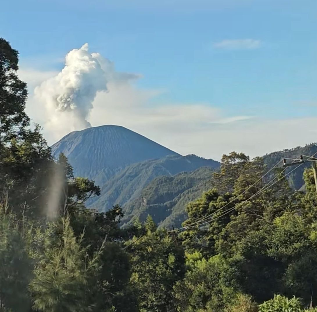 Semeru Masih Siaga Level III, Erupsi Berlanjut: Warga Dilarang Masuk Radius 13 Km