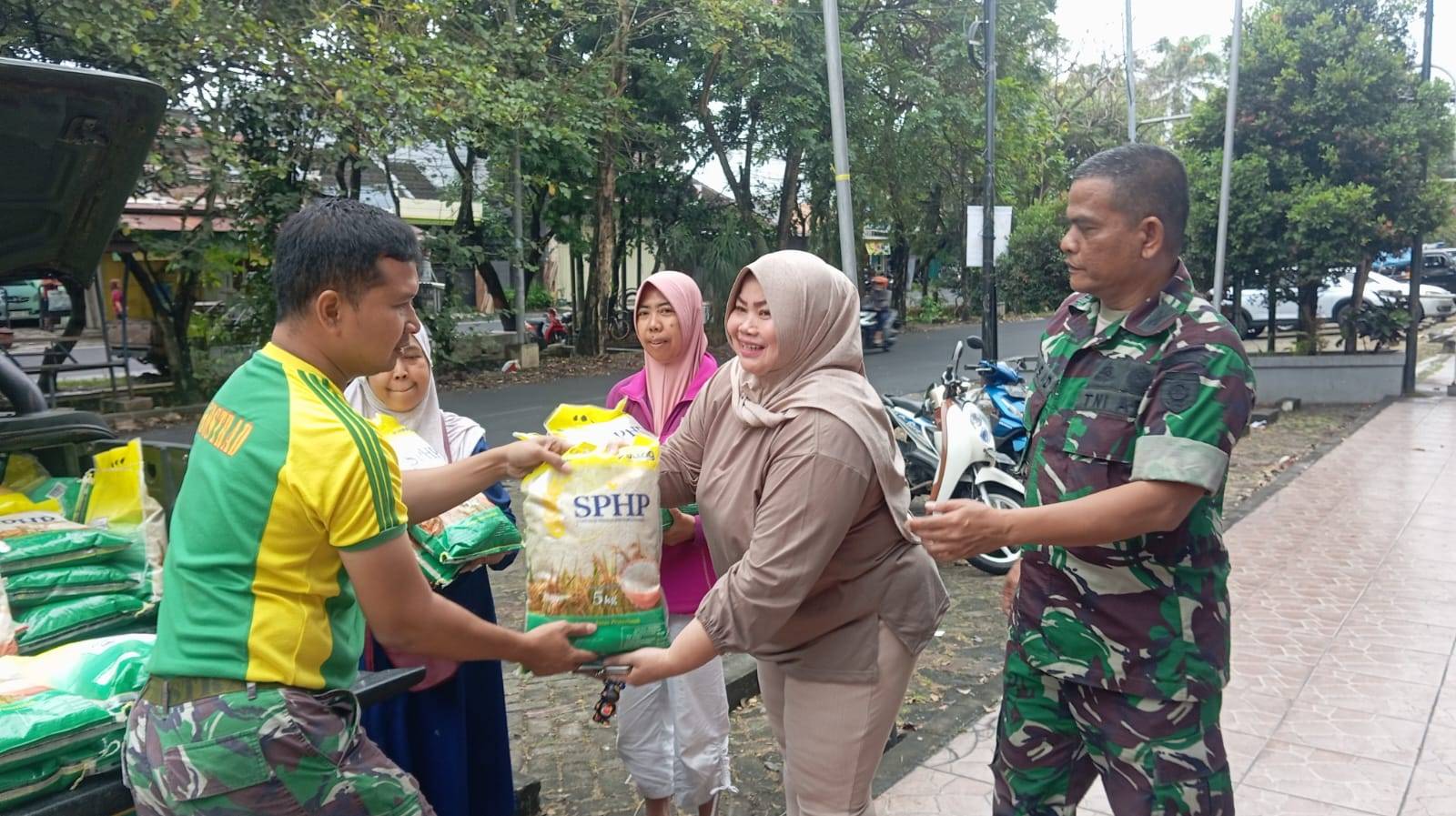 Menarmed 2 Kostrad Malang Gelar Bazar Murah Beras Pemerintah