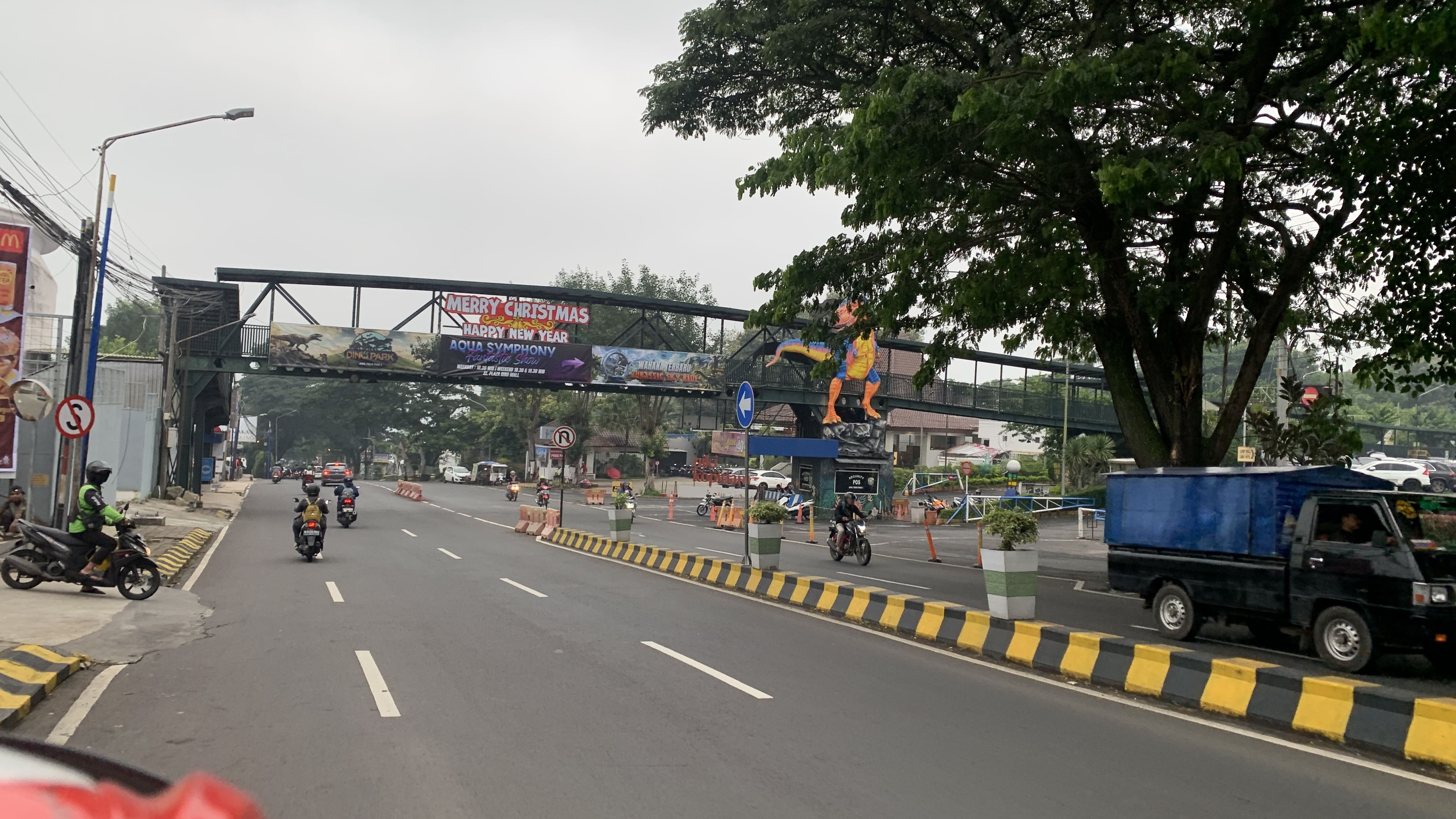 Lalu Lintas Jalan Insinyur Soekarno Depan Jatim Park 3 Ramai Lancar di Awal Libur Akhir Tahun