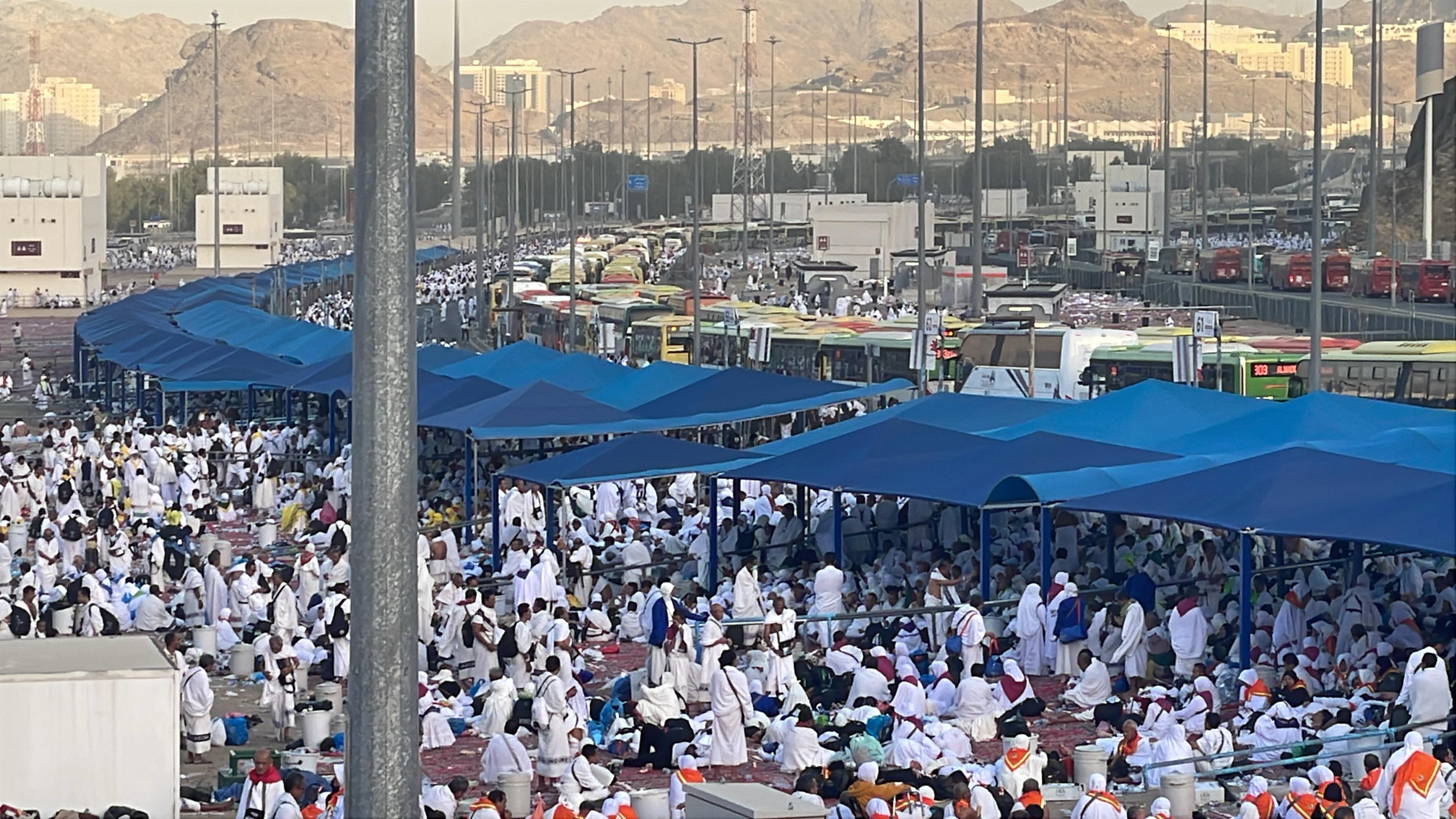 Petugas Haji Pakai Mobil Golf Bantu Jamaah yang Terpisah Saat di Mina dan Lempar Jumrah, Siaga 24 Jam