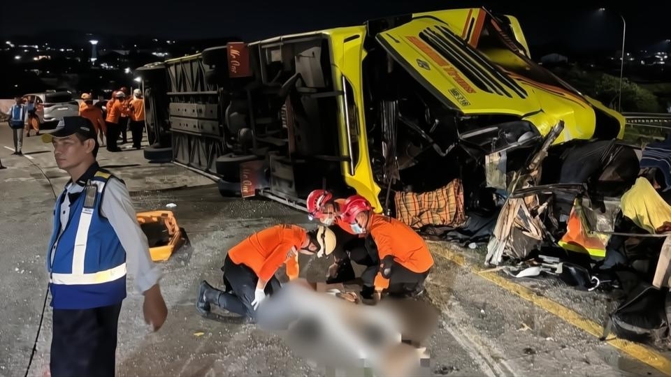 Hati-Hati Perjalanan Liburan Nataru! Bus Pariwisata Remuk Terguling di Tol Semarang, 15 Tewas 19 Luka