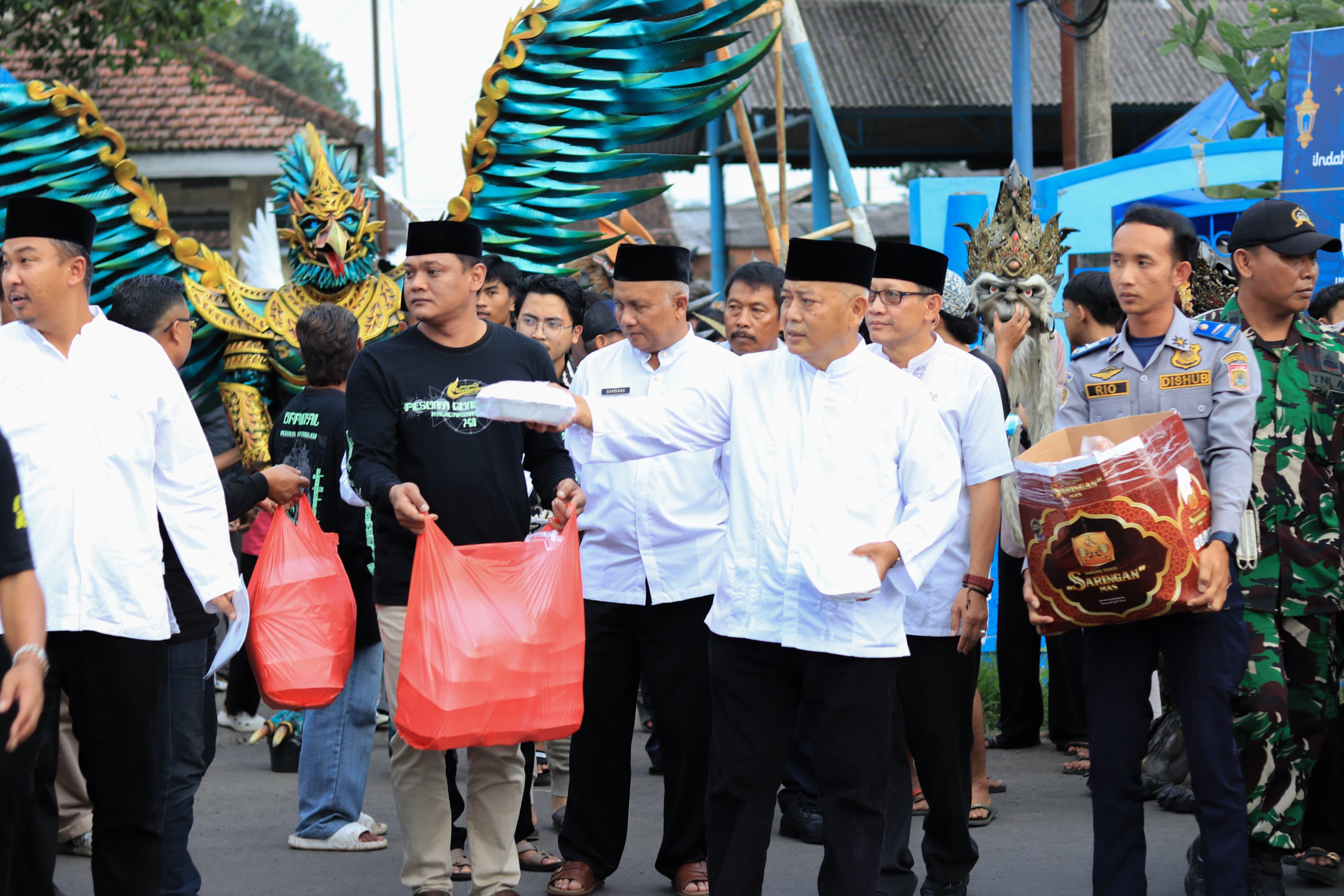 Yayasan Pesona Gondanglegi Bagi-Bagi Takjil sambil Tampilkan Costume Action