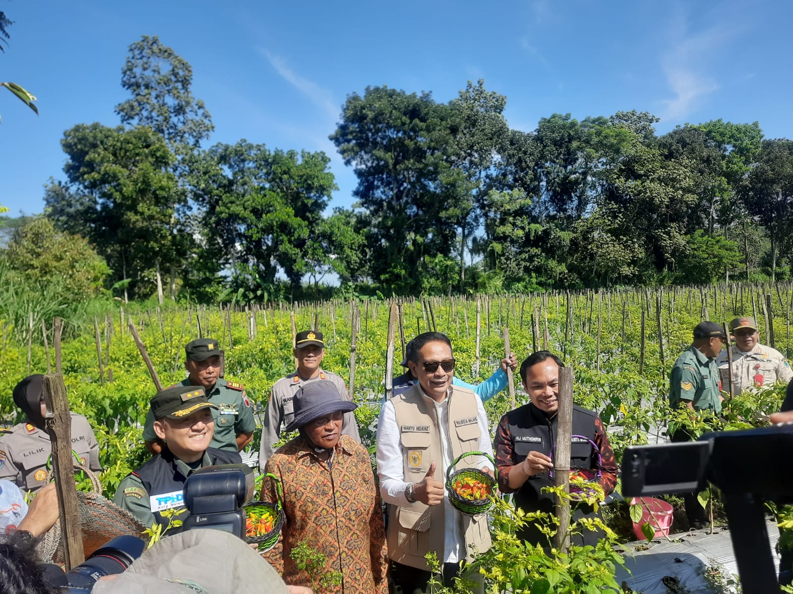 Upaya Kendalikan Harga di Pasar, Wali Kota dan Wakil Wali Kota Malang Panen Perdana Cabai di Wonokoyo