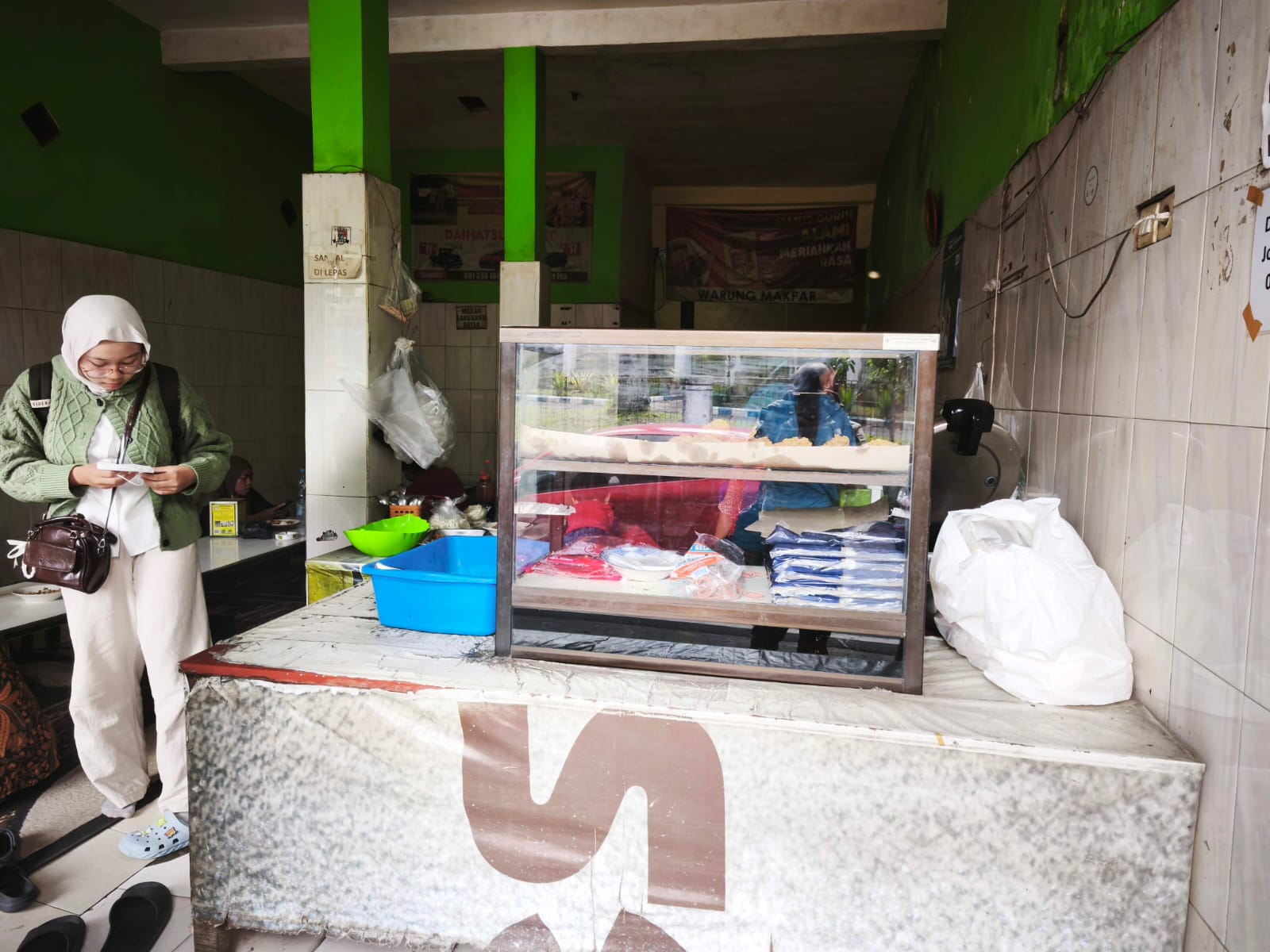 Warung Mak Par, Langganan Nasi Lalapan Jumbo Harga Mahasiswa 
