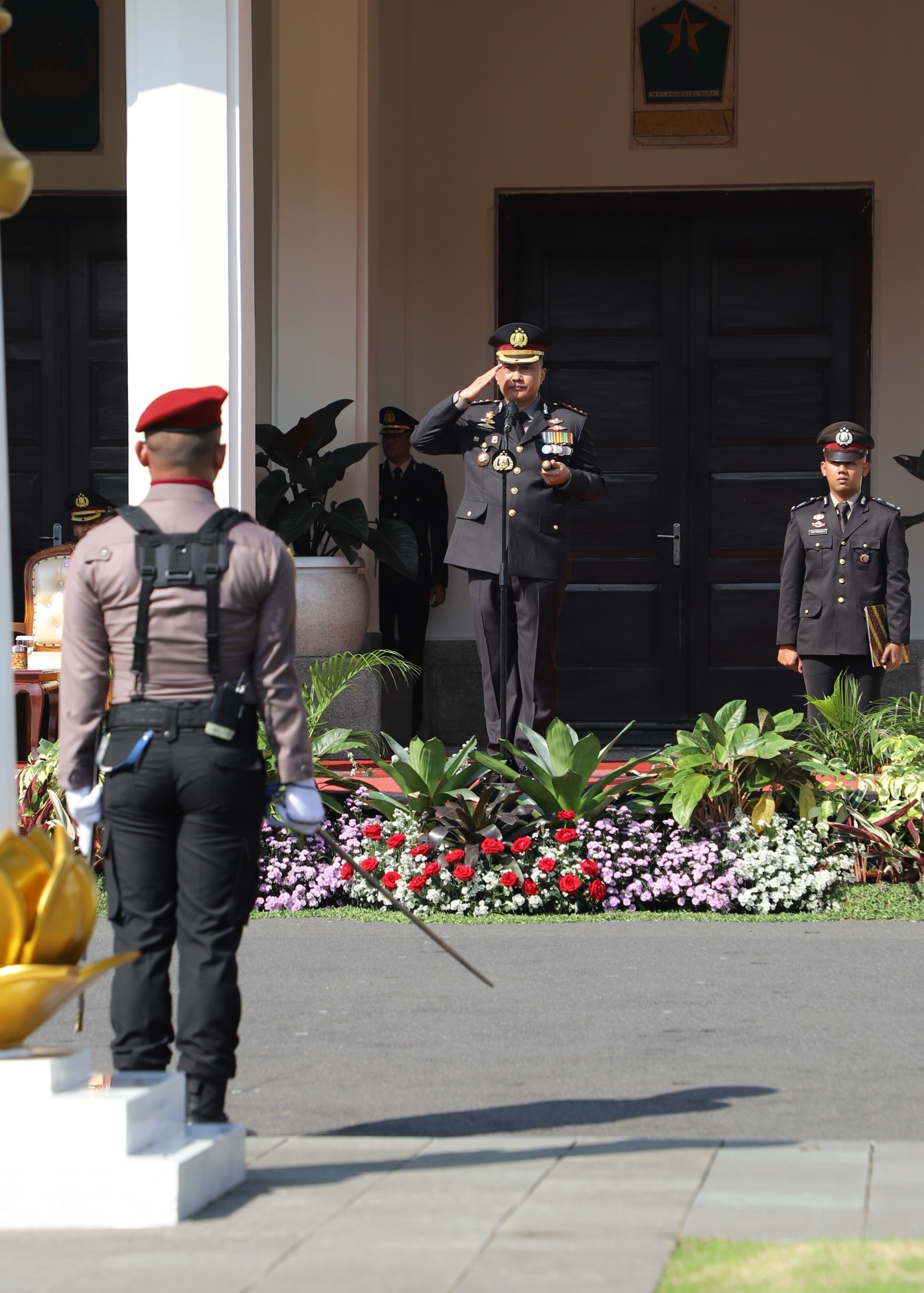 Pimpin Upacara Hari Bhayangkara ke-79, Kapolresta Malang Kota Beri Reward 12 Personel