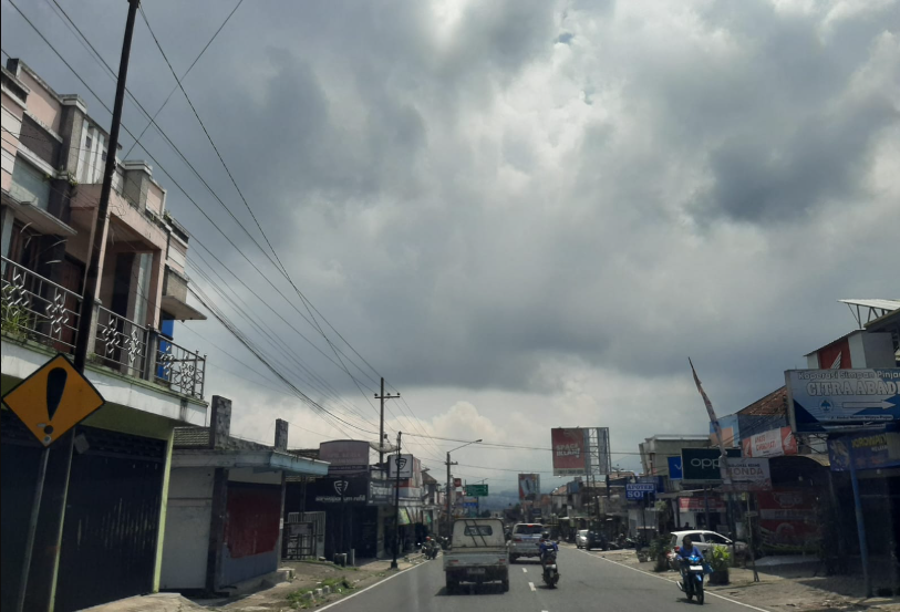 Cuaca Malang Raya 15 April, 32 Kecamatan Berawan, 5 Hujan Ringan, Jatim Masih Waspada Hujan Sedang-Lebat