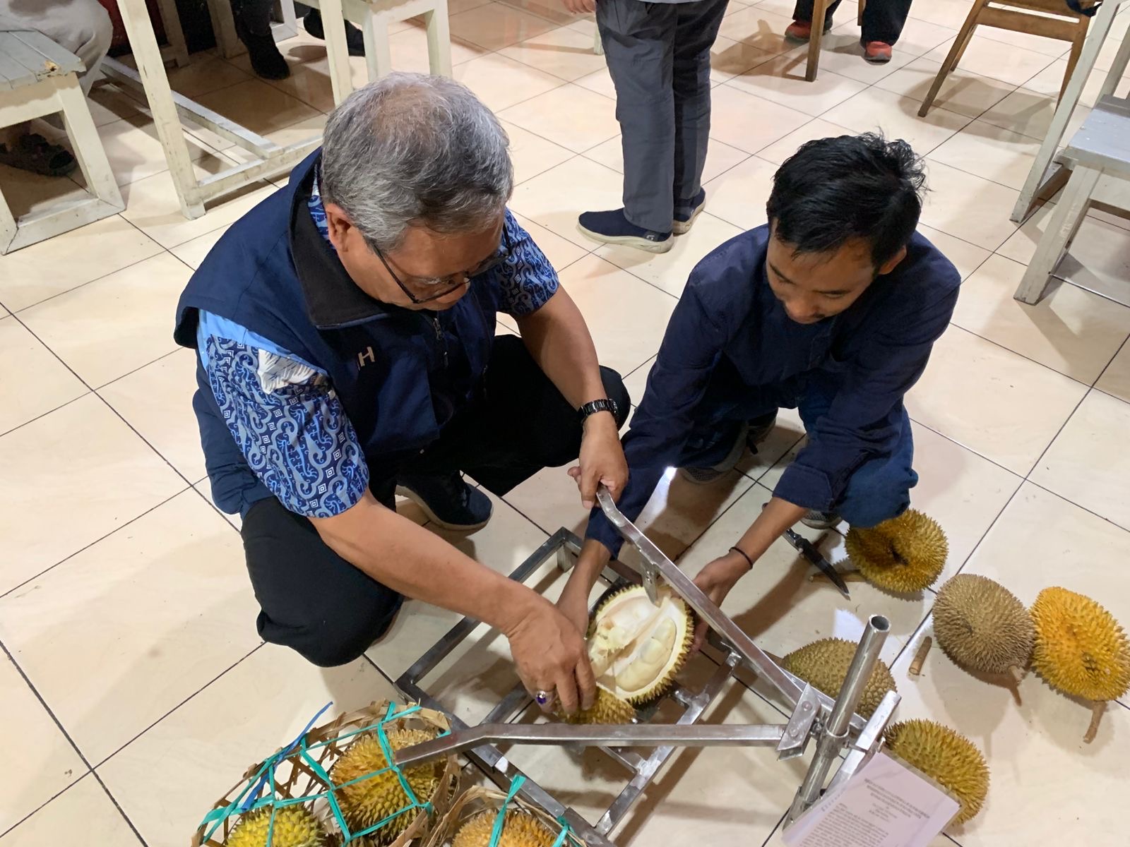 Mahasiswa Polinema Ciptakan Alat Pembelah Durian, Bisa Buka 4 Buah per Menit