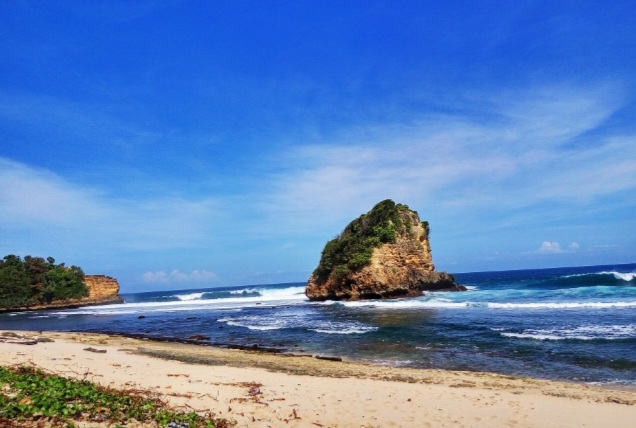Menguak Sejarah dan Filosofi Nama Pantai Ngudel Malng di Pesisir Malang Selatan