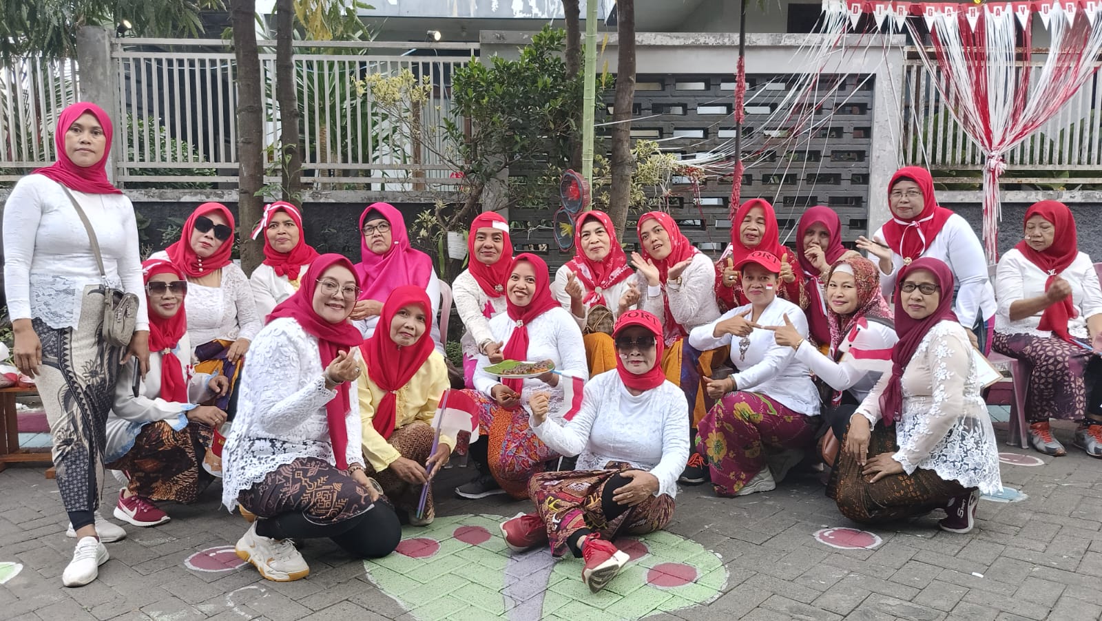 Komunitas Ibu-Ibu SBKN Malang, Tetap Lincah Senam Meski Berkain  Kebaya