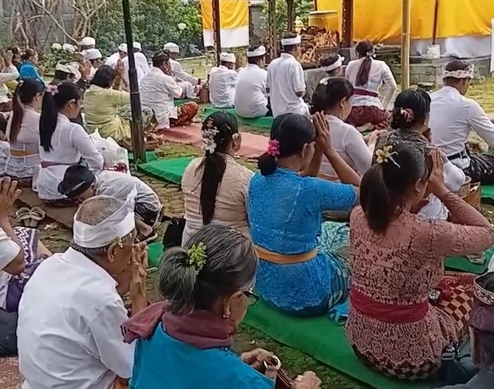 Umat Hindu Malang Raya Peringati Galungan di Pura Indrajaya, Bumiaji, Kota Batu